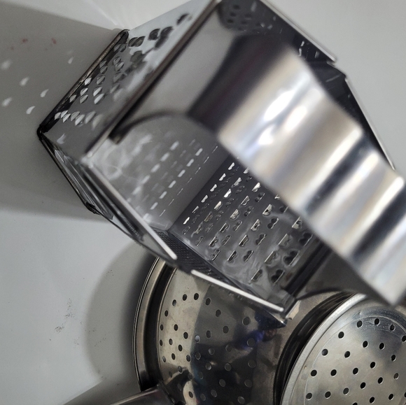 6 sided stainless steel grater with bonus drainer - Picture 2 of 10